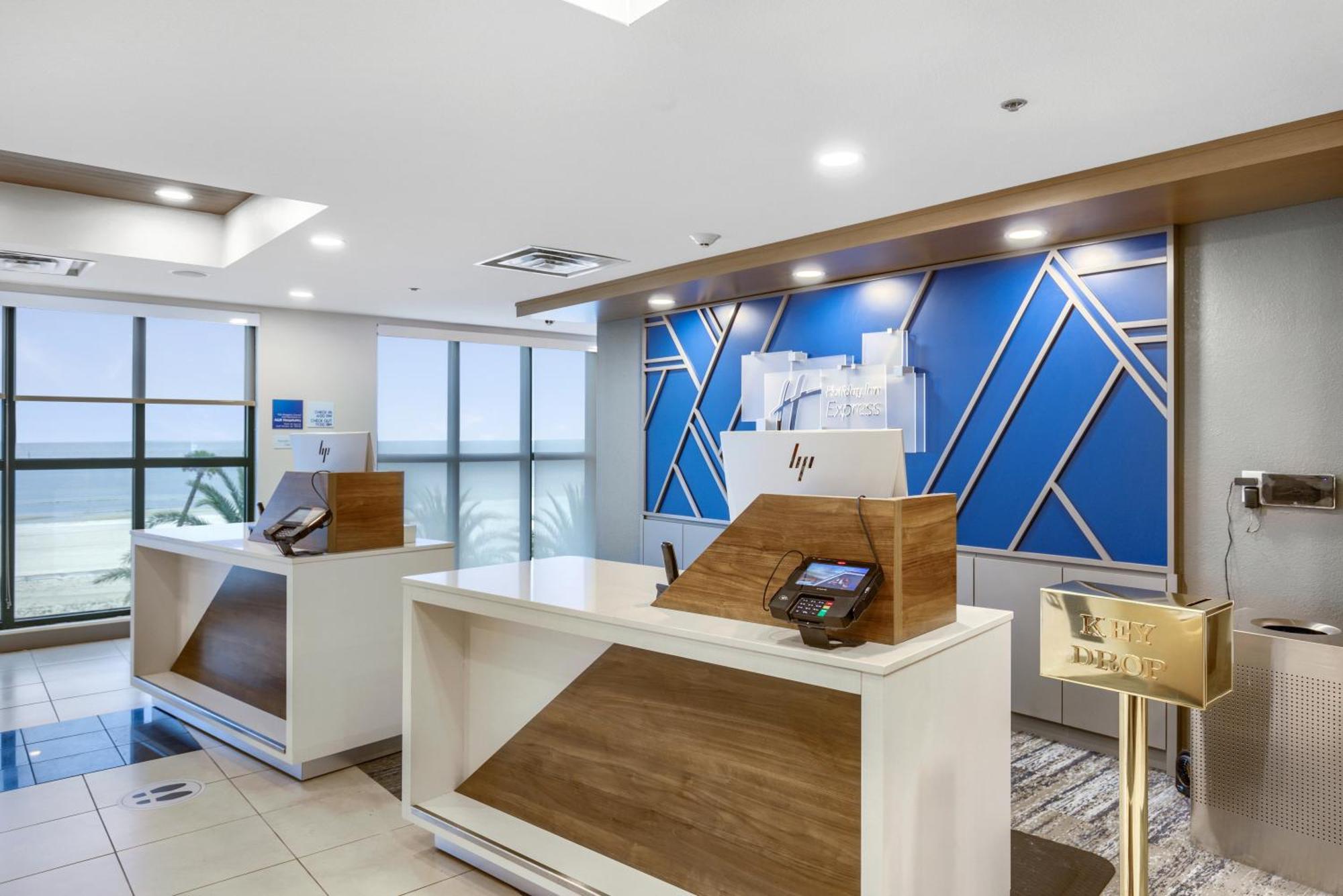 Holiday Inn Express - Gulfport Beach By Ihg Esterno foto